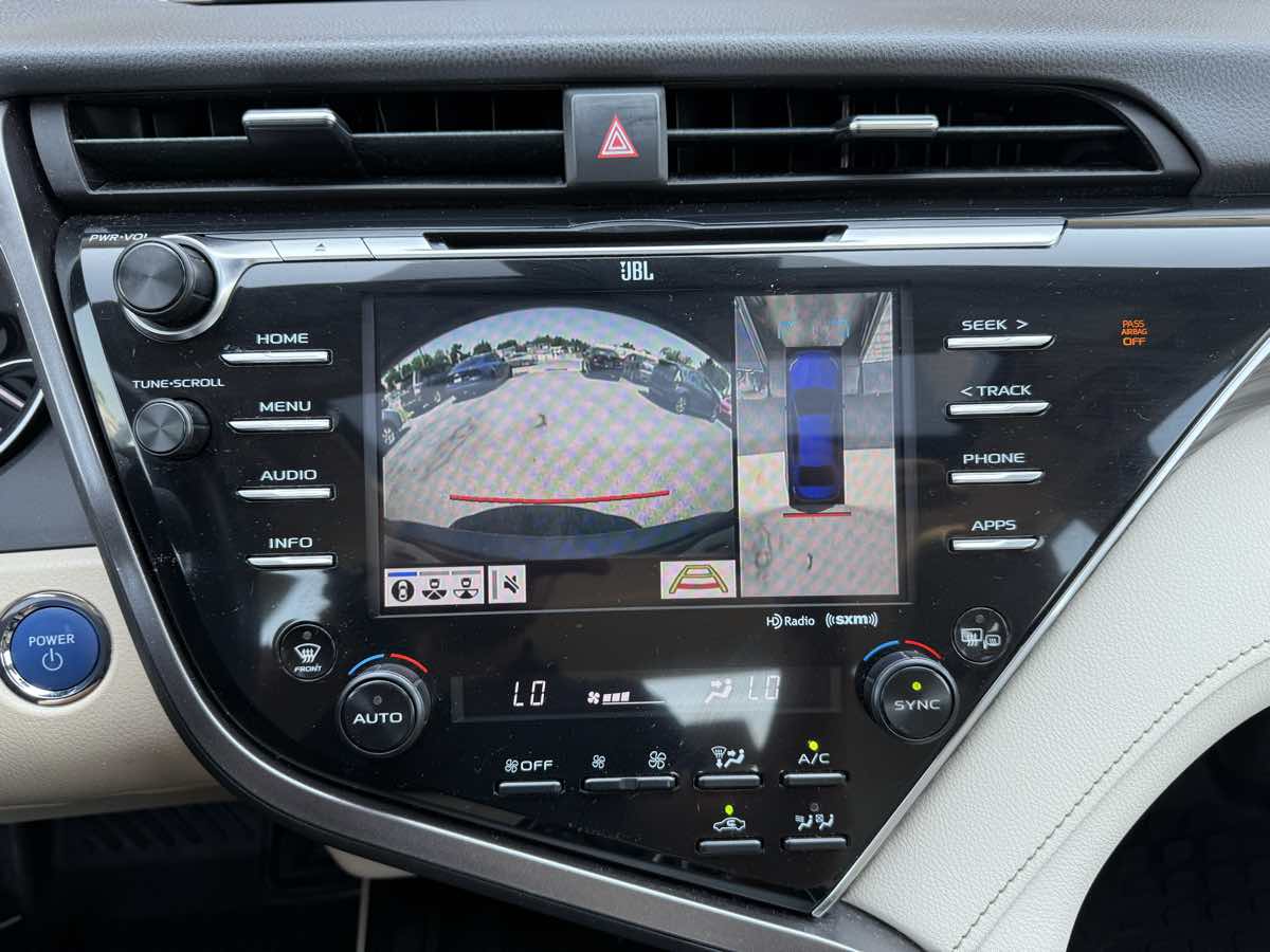 2018 Toyota Camry Hybrid XLE photo 17