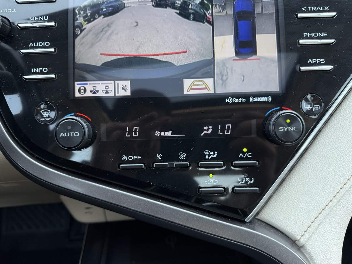 2018 Toyota Camry Hybrid XLE photo 18
