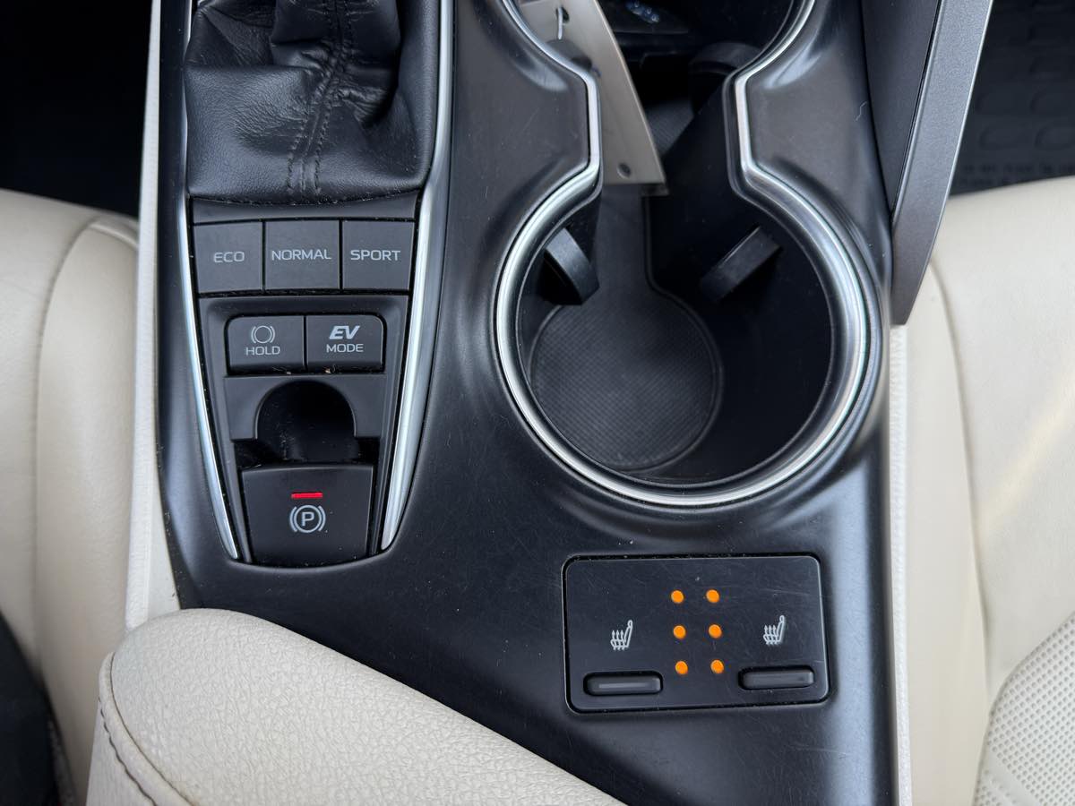 2018 Toyota Camry Hybrid XLE photo 19