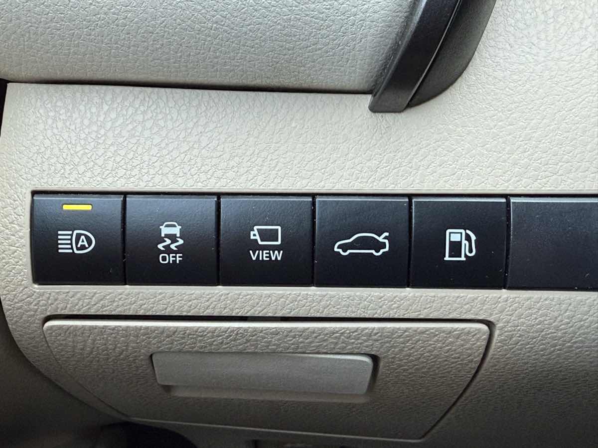 2018 Toyota Camry Hybrid XLE photo 20