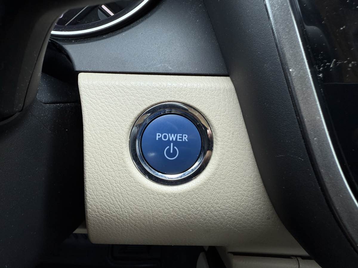 2018 Toyota Camry Hybrid XLE photo 21