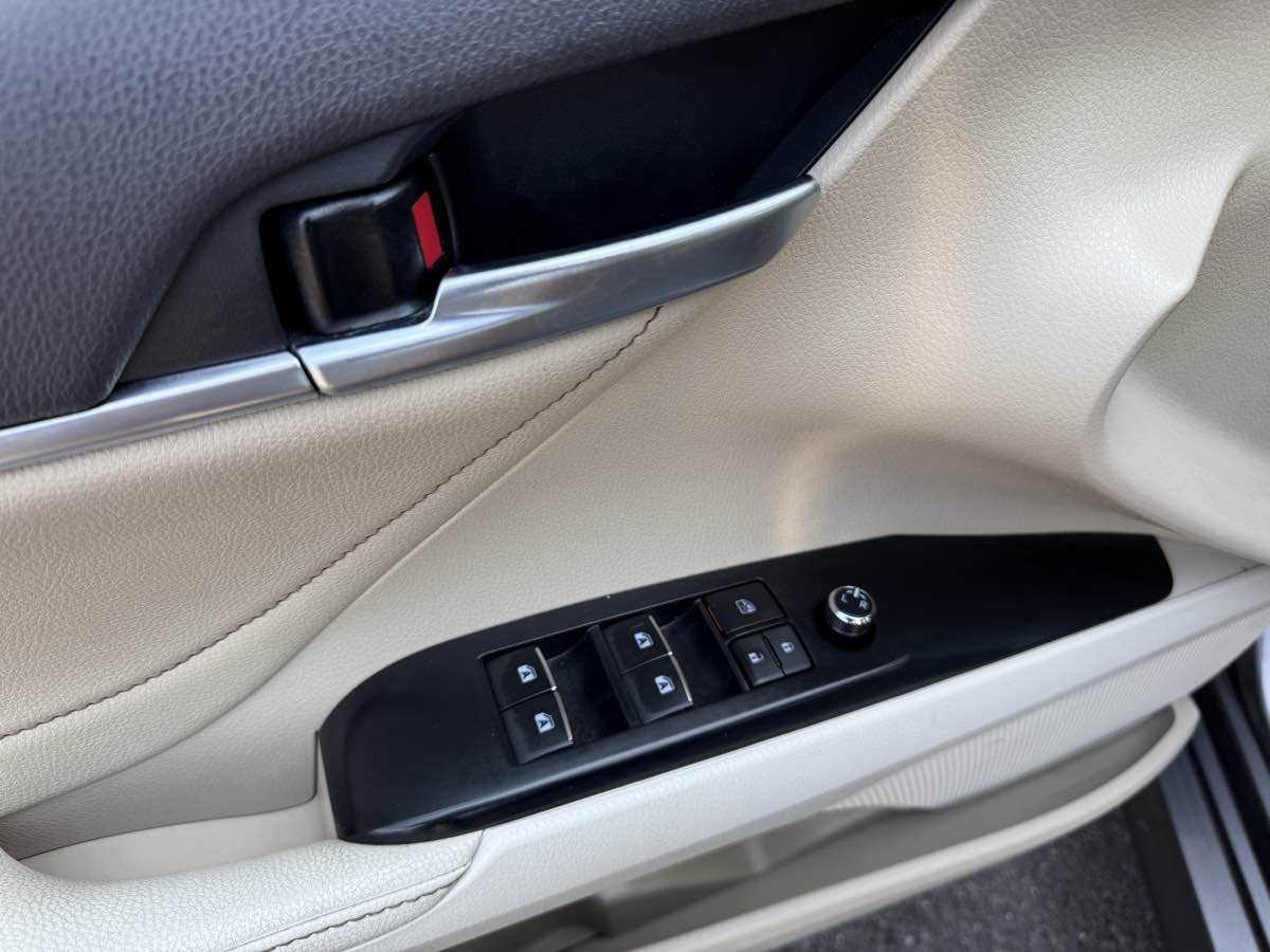 2018 Toyota Camry Hybrid XLE photo 25