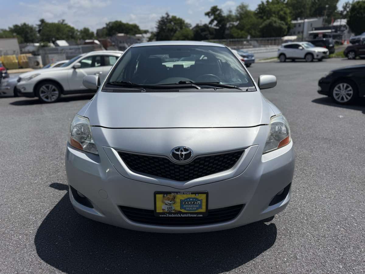 2009 Toyota Yaris photo 2