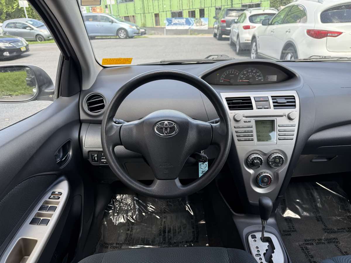 2009 Toyota Yaris photo 14