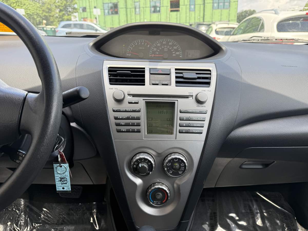 2009 Toyota Yaris photo 17