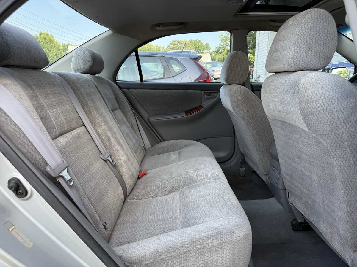 2003 Toyota Corolla LE photo 12