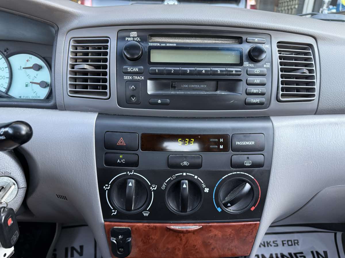 2003 Toyota Corolla LE photo 16