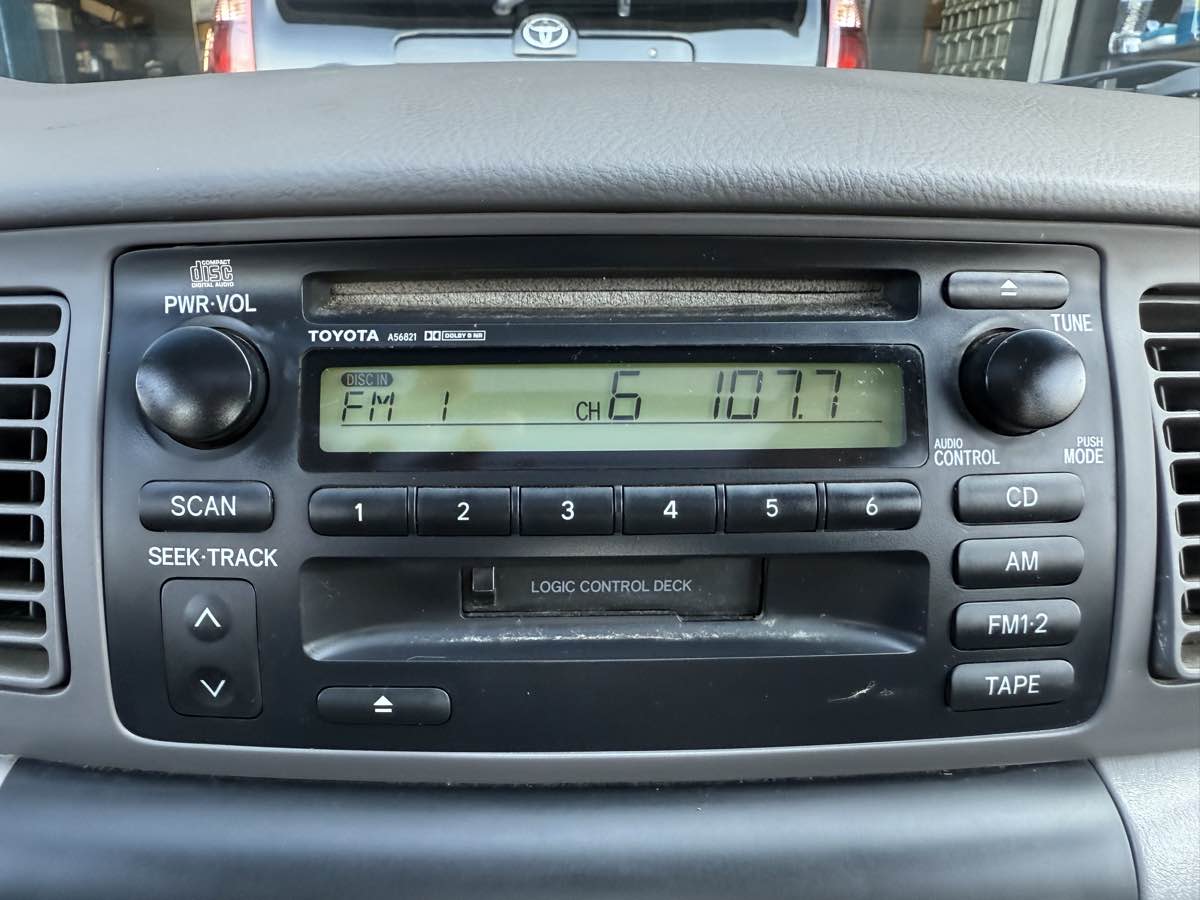 2003 Toyota Corolla LE photo 17