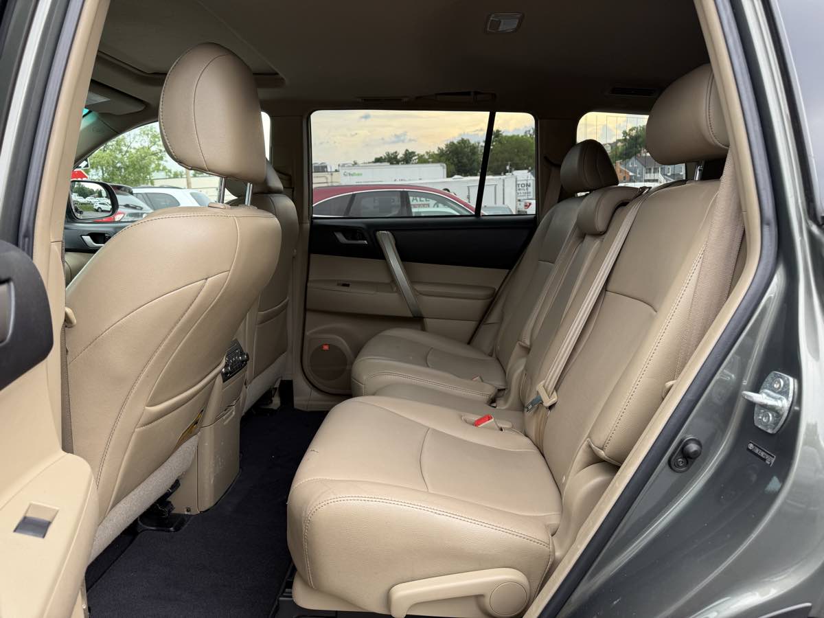 2012 Toyota Highlander SE photo 12