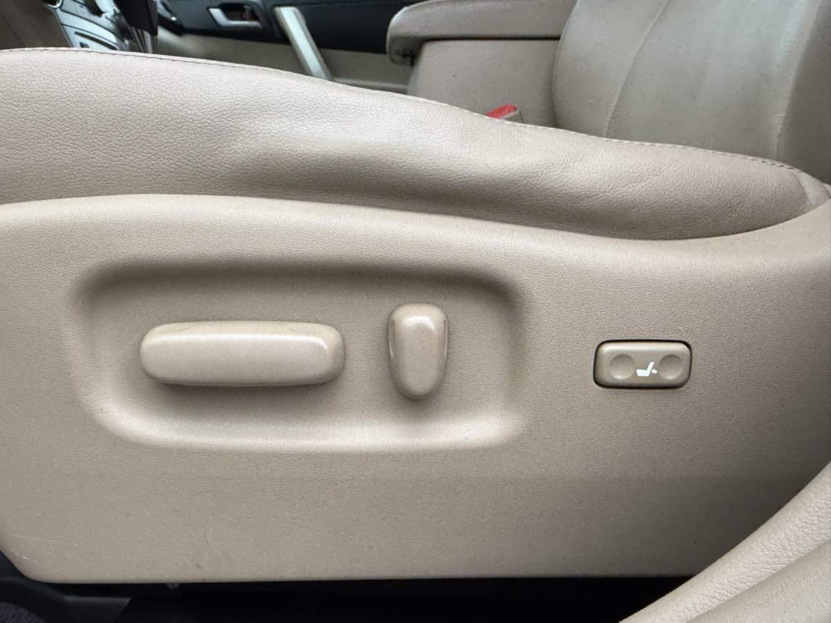 2012 Toyota Highlander SE photo 24