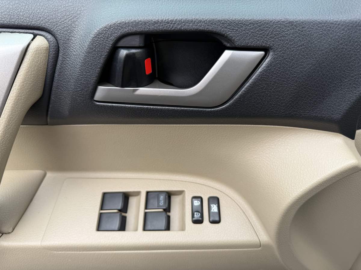 2012 Toyota Highlander SE photo 26