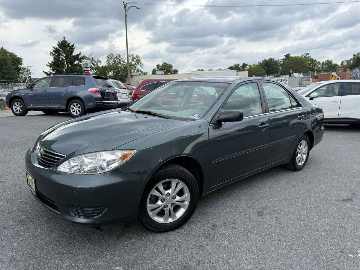 2005 Toyota Camry LE photo 2