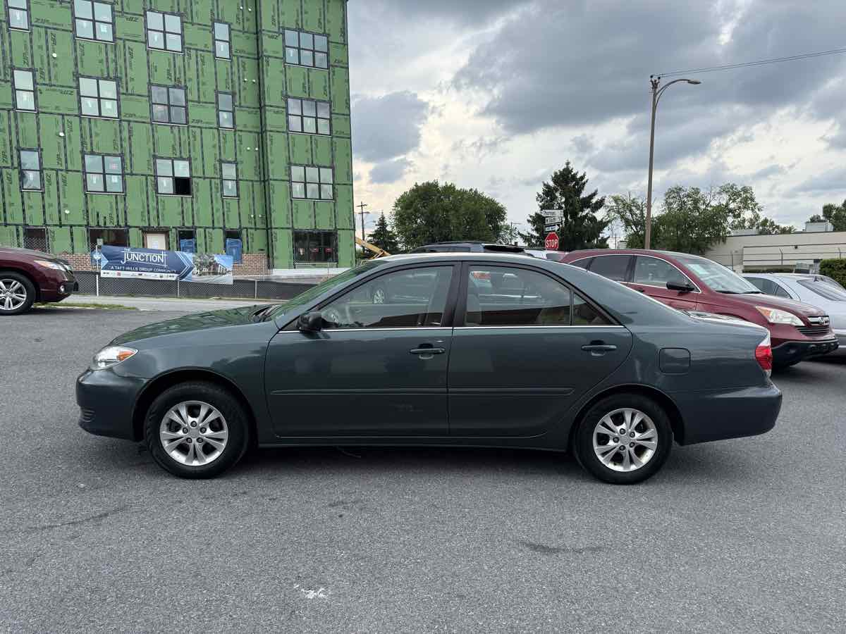 2005 Toyota Camry LE photo 3