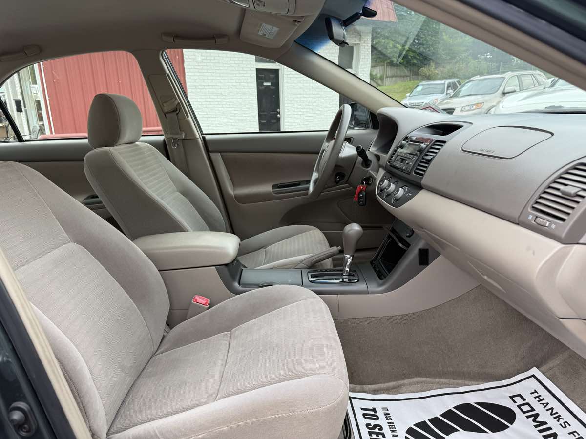 2005 Toyota Camry LE photo 9