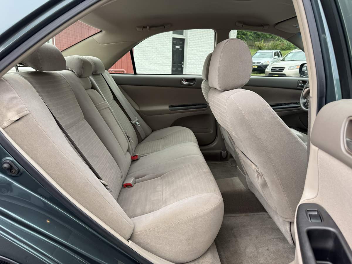 2005 Toyota Camry LE photo 10