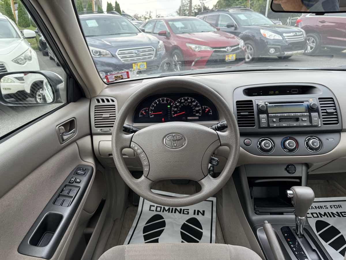 2005 Toyota Camry LE photo 13