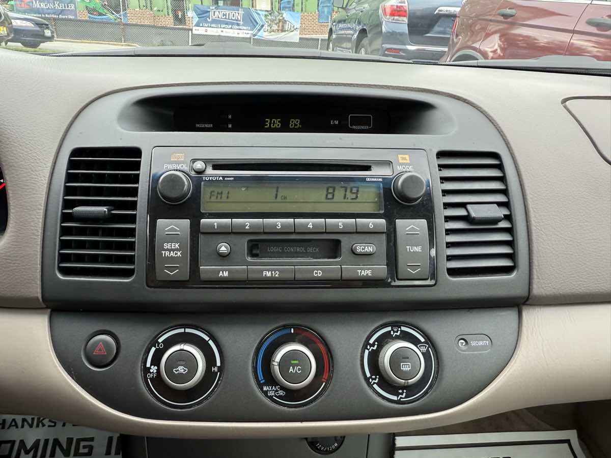 2005 Toyota Camry LE photo 16