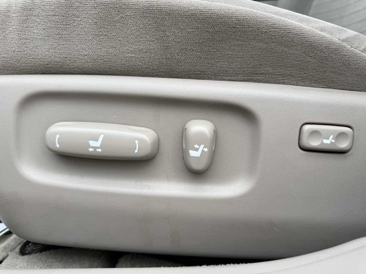 2005 Toyota Camry LE photo 19