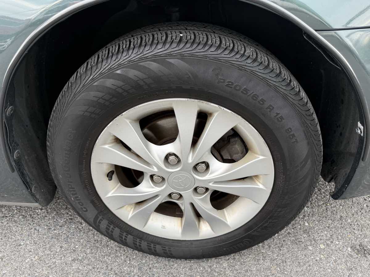 2005 Toyota Camry LE photo 21