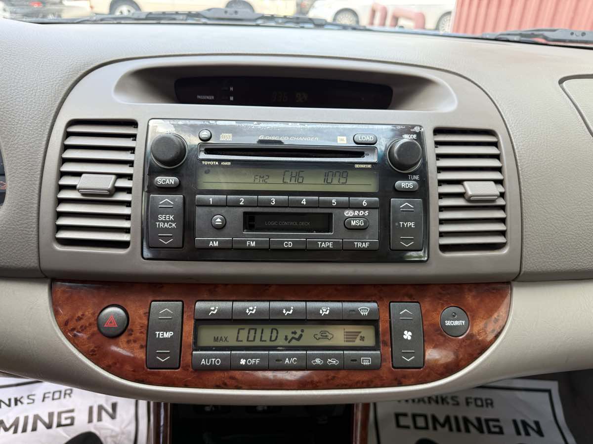 2002 Toyota Camry XLE photo 16