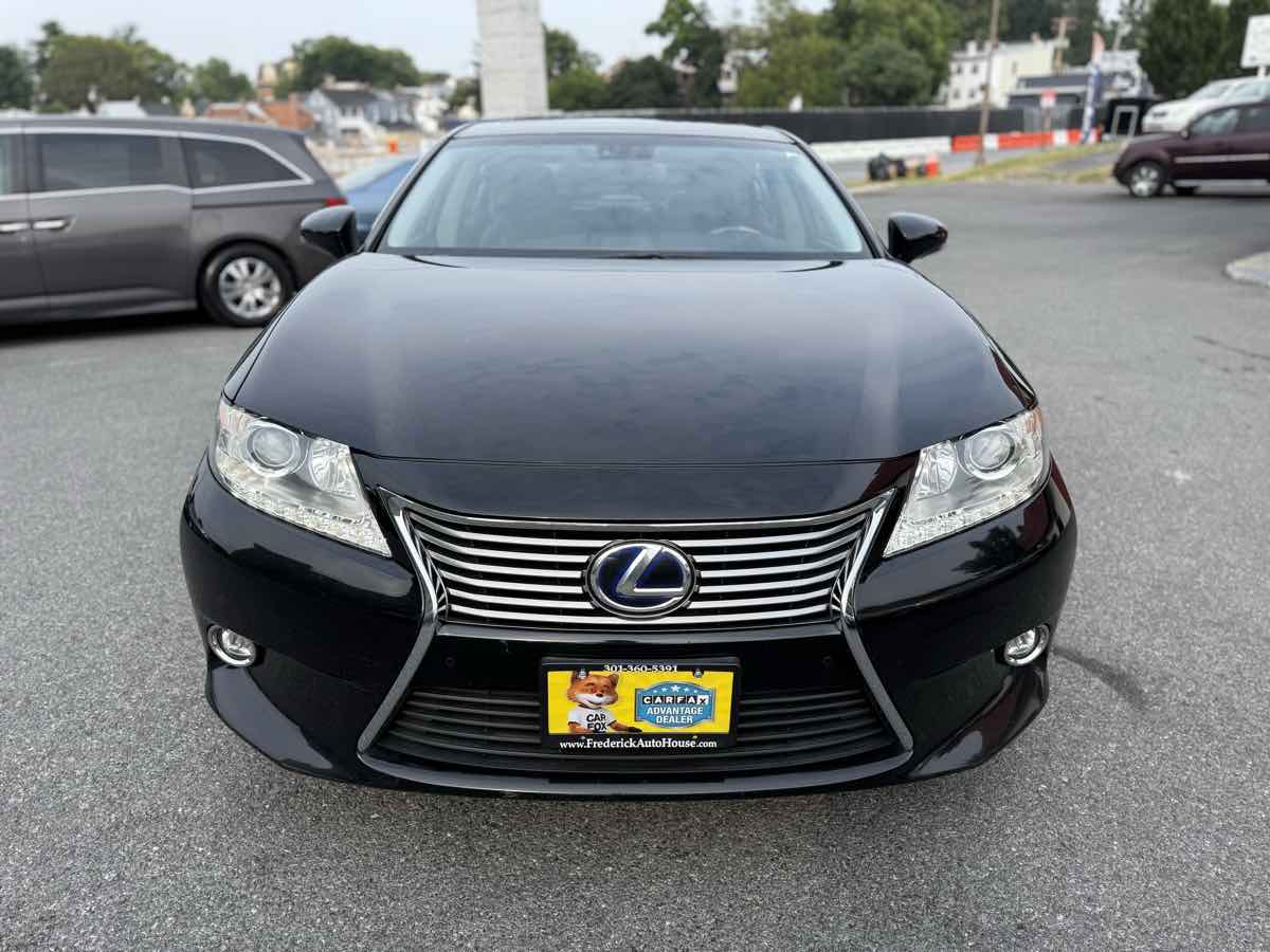 2015 Lexus ES 300h photo 2