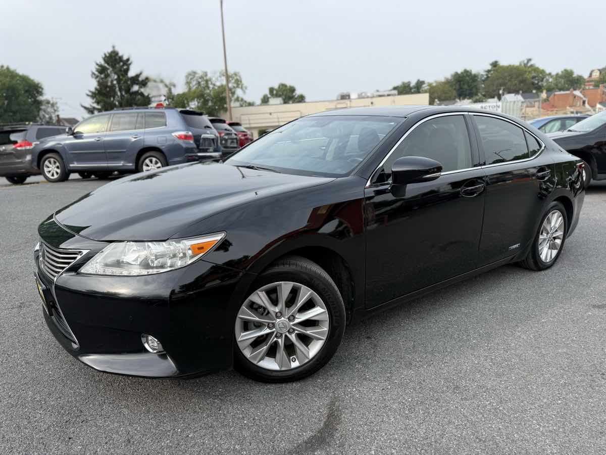 2015 Lexus ES 300h photo 3
