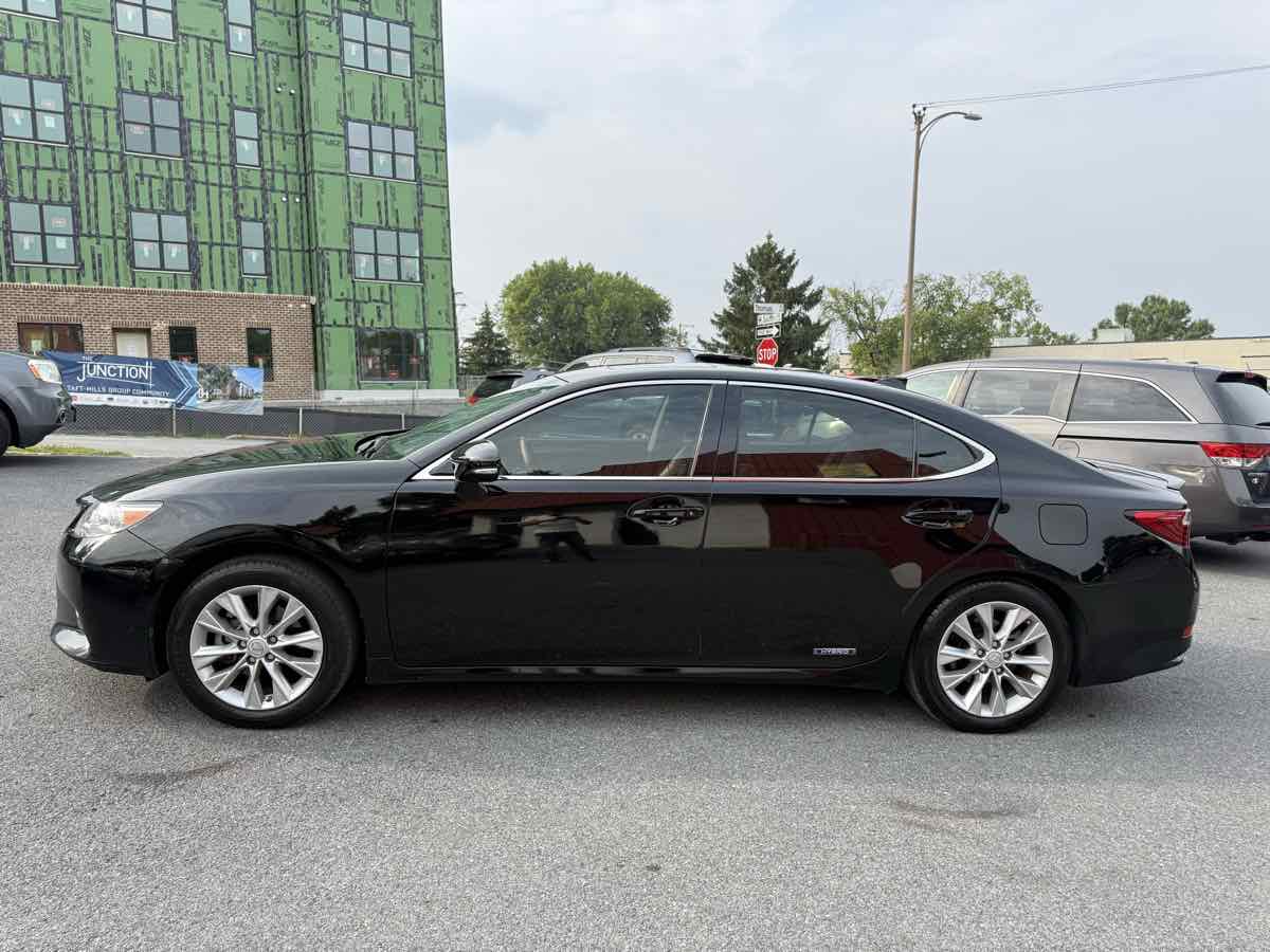 2015 Lexus ES 300h photo 4
