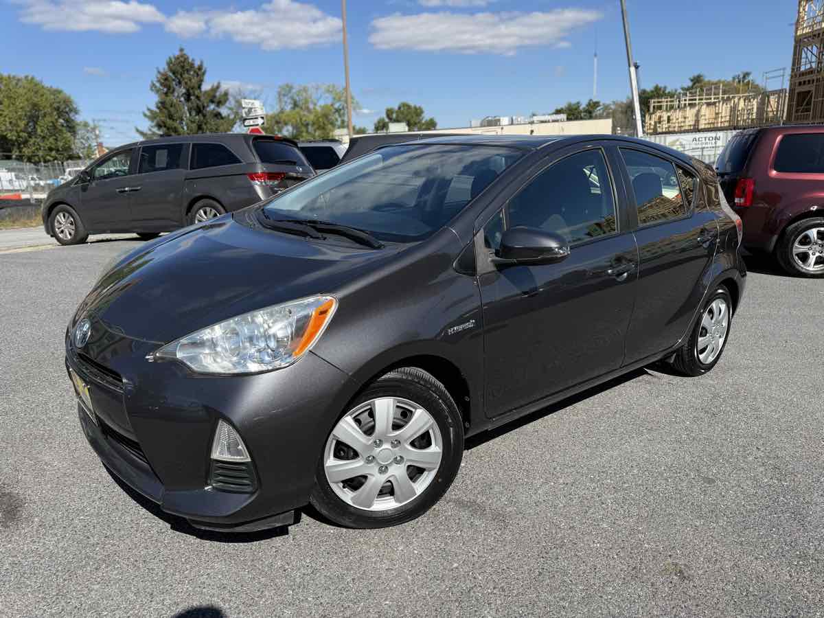 2013 Toyota Prius C Two photo 3