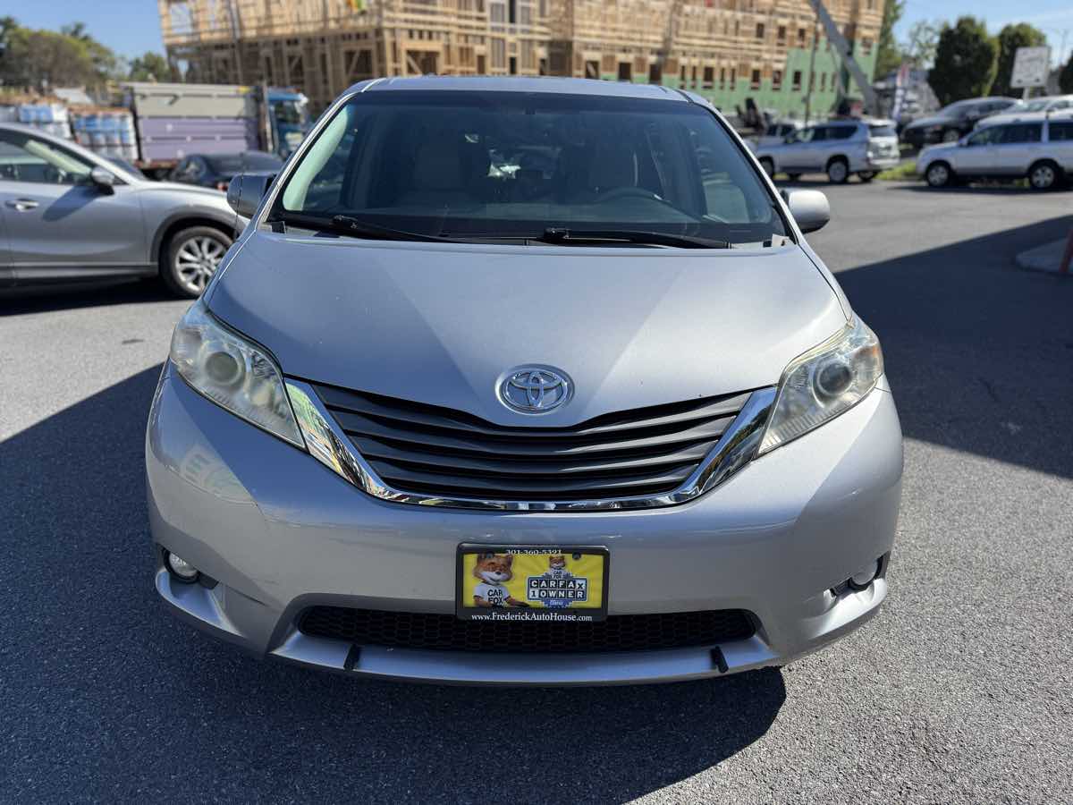 2013 Toyota Sienna XLE photo 2