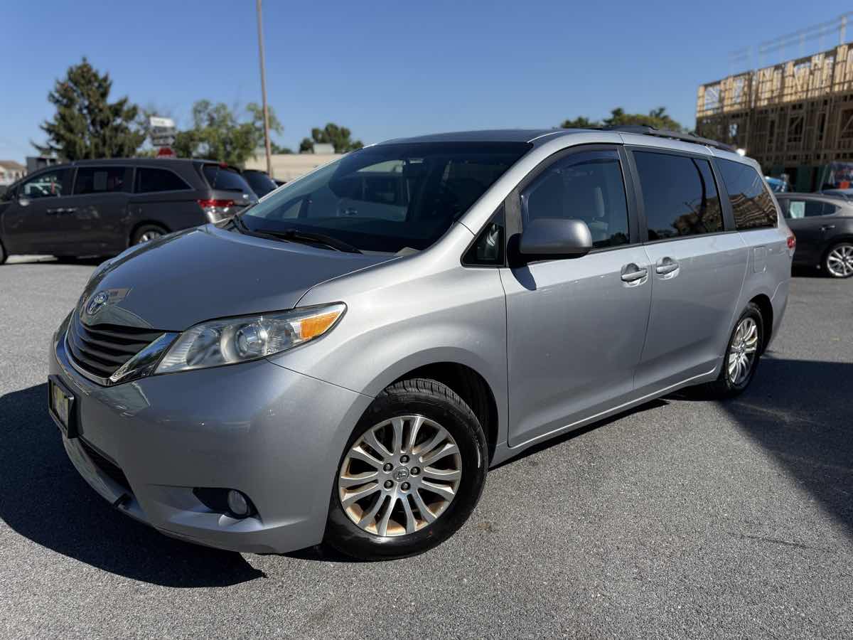 2013 Toyota Sienna XLE photo 3