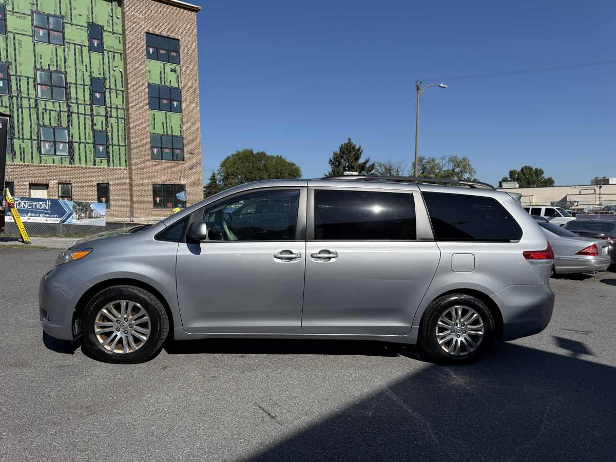 2013 Toyota Sienna XLE photo 4