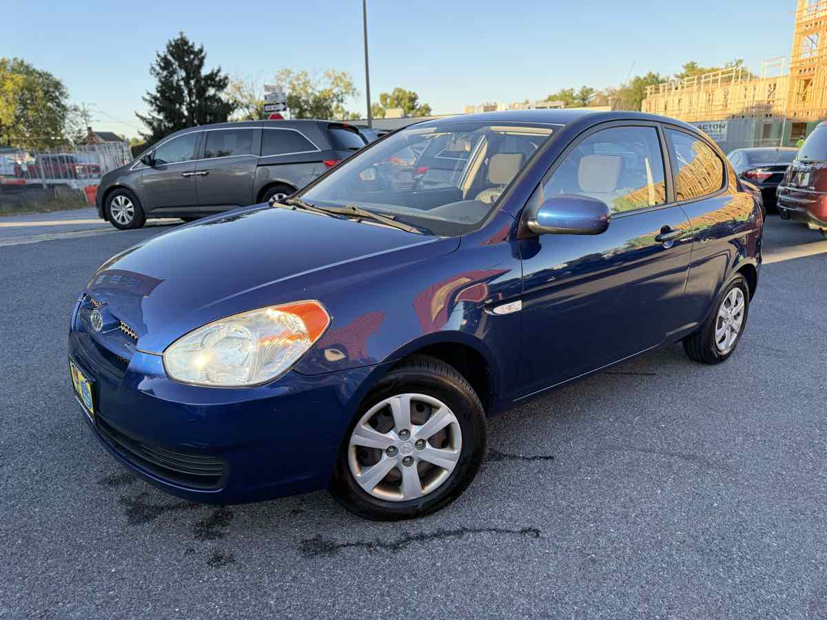 2010 Hyundai Accent GS photo 2