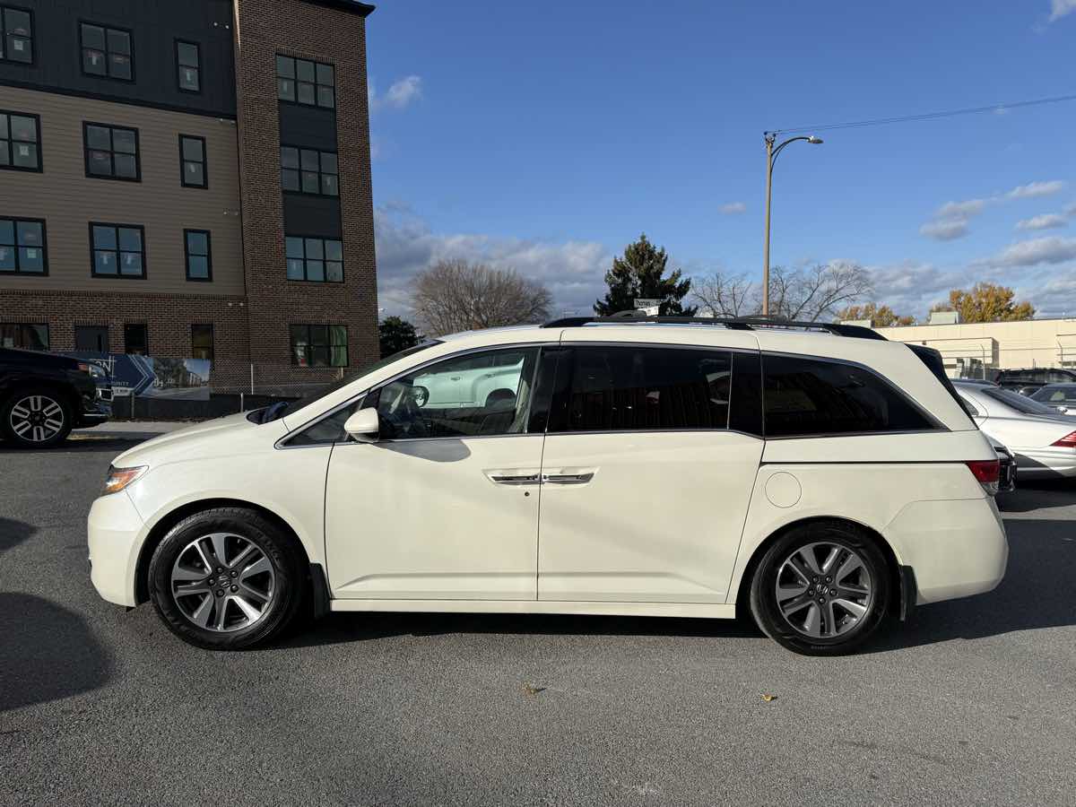 2016 Honda Odyssey Touring Elite photo 2