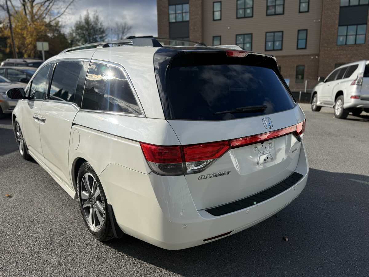 2016 Honda Odyssey Touring Elite photo 3