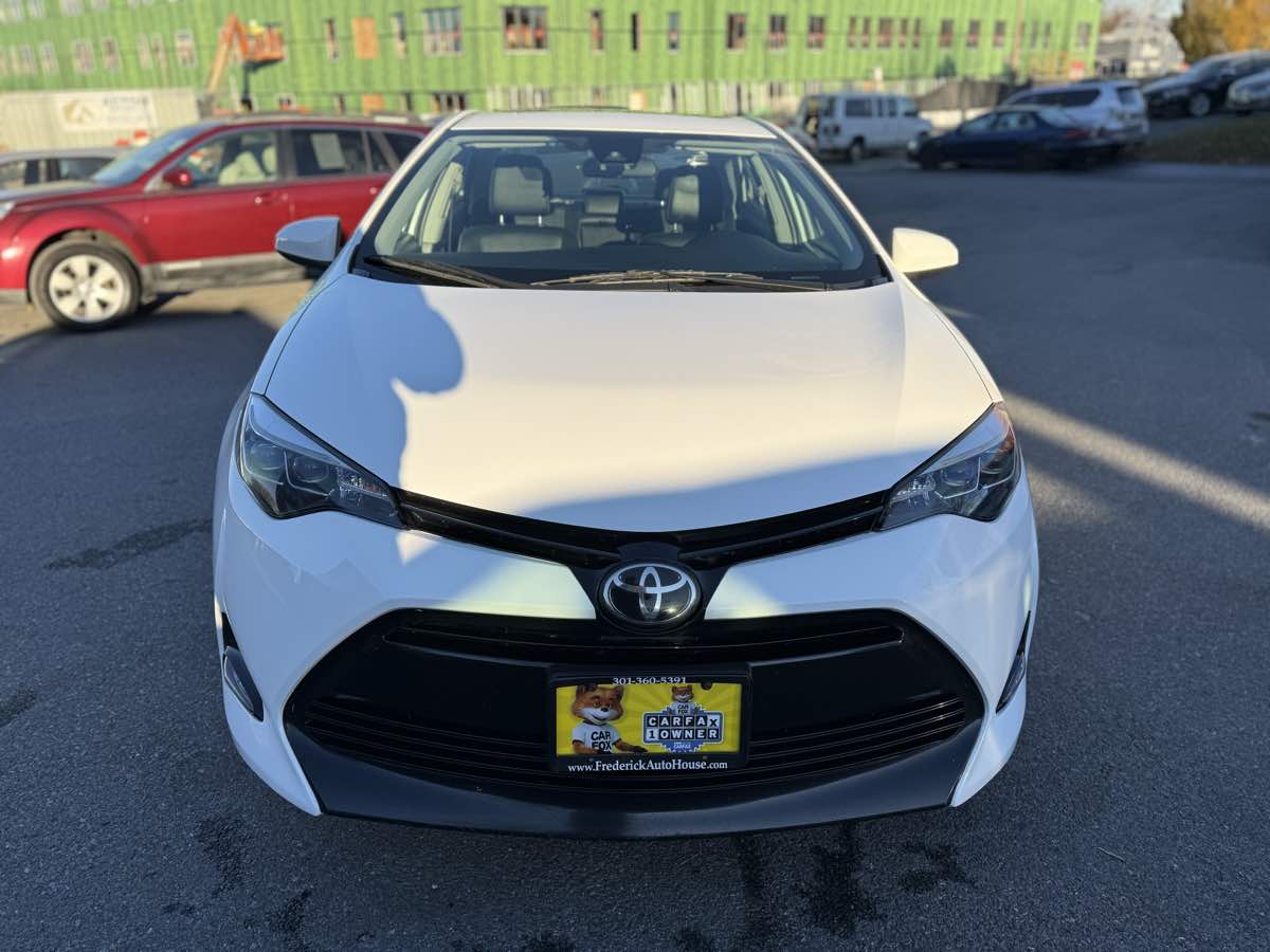 2018 Toyota Corolla XLE photo 2