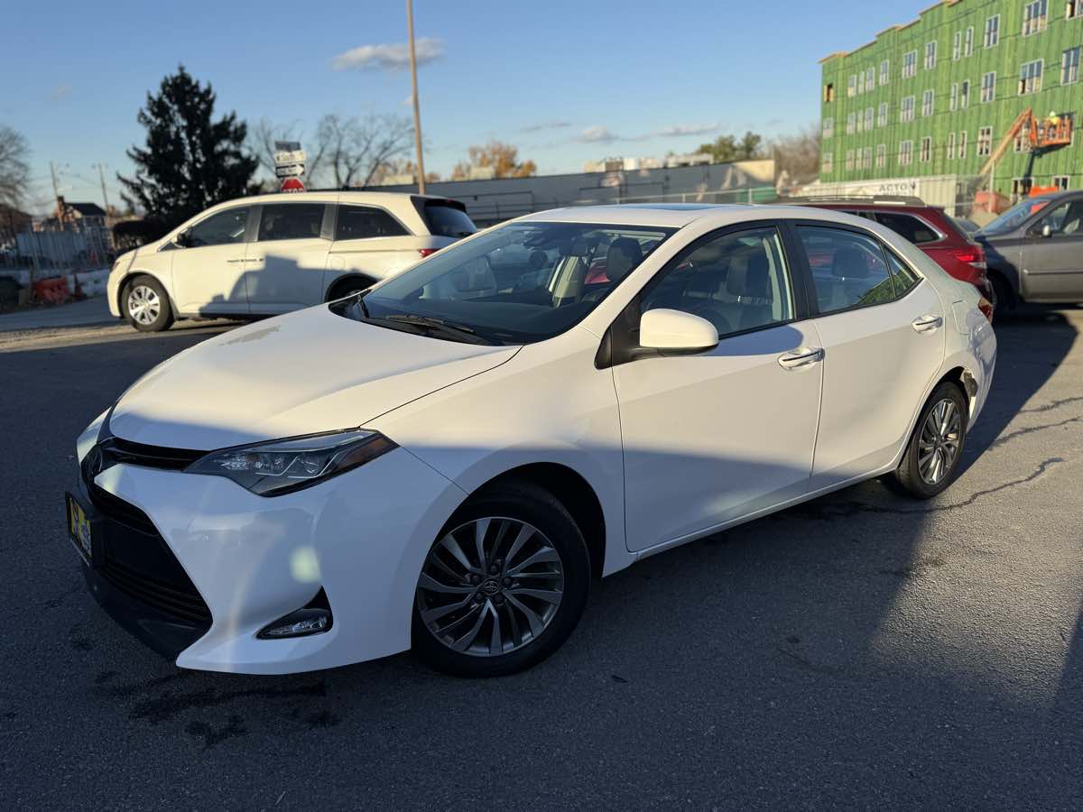 2018 Toyota Corolla XLE photo 3