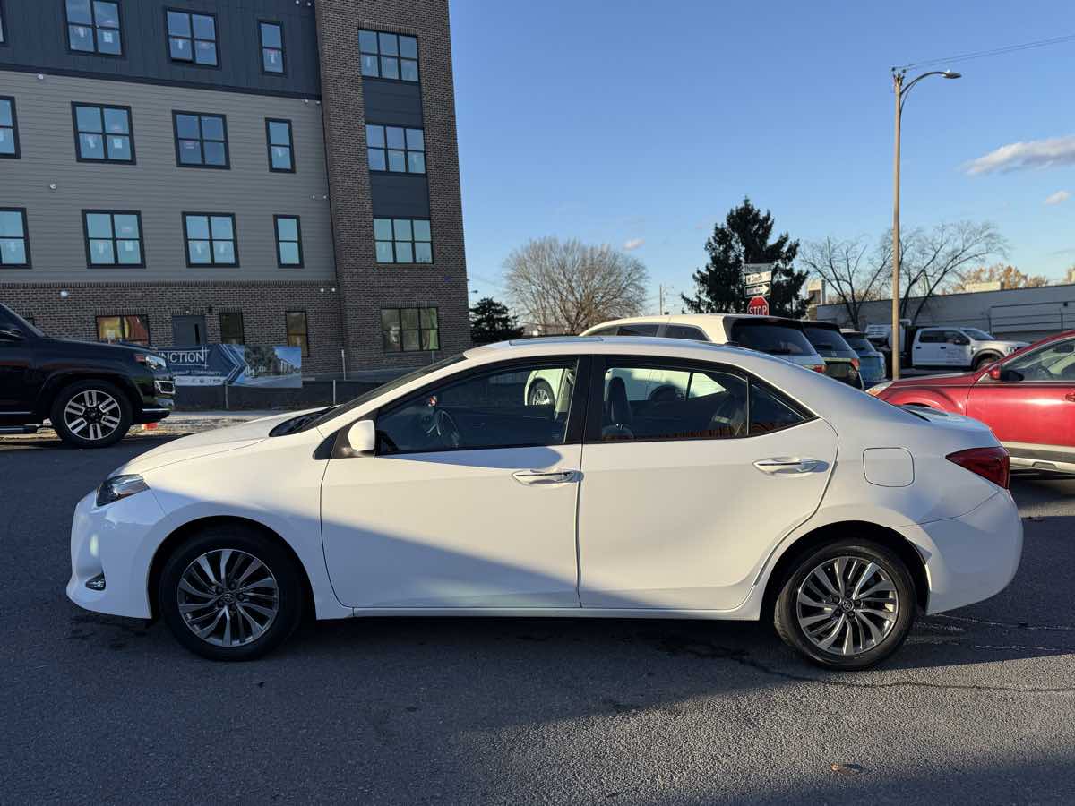 2018 Toyota Corolla XLE photo 4
