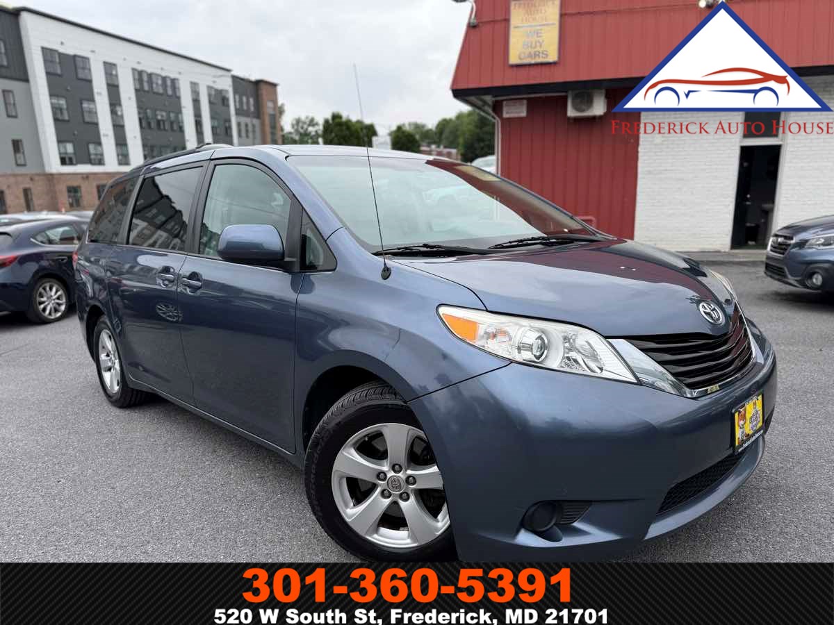 2014 Toyota Sienna LE V6 7-Passenger Access Seat's photo