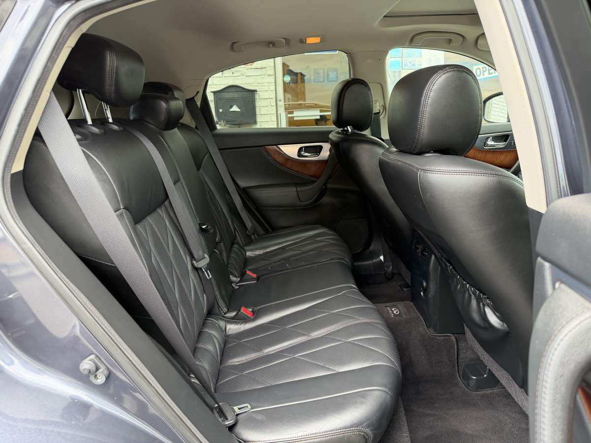 Infiniti FX35 photo 11