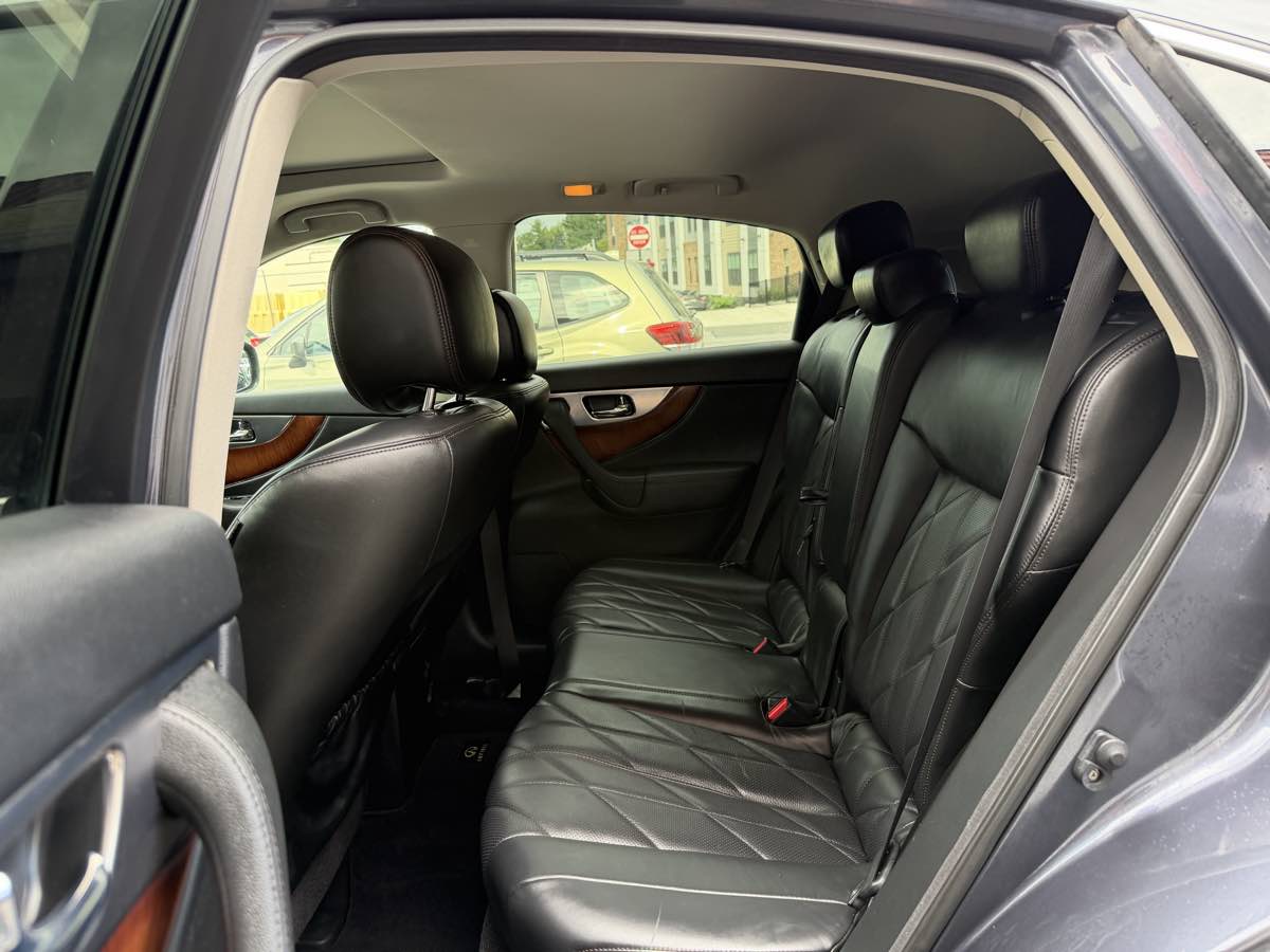 Infiniti FX35 photo 12