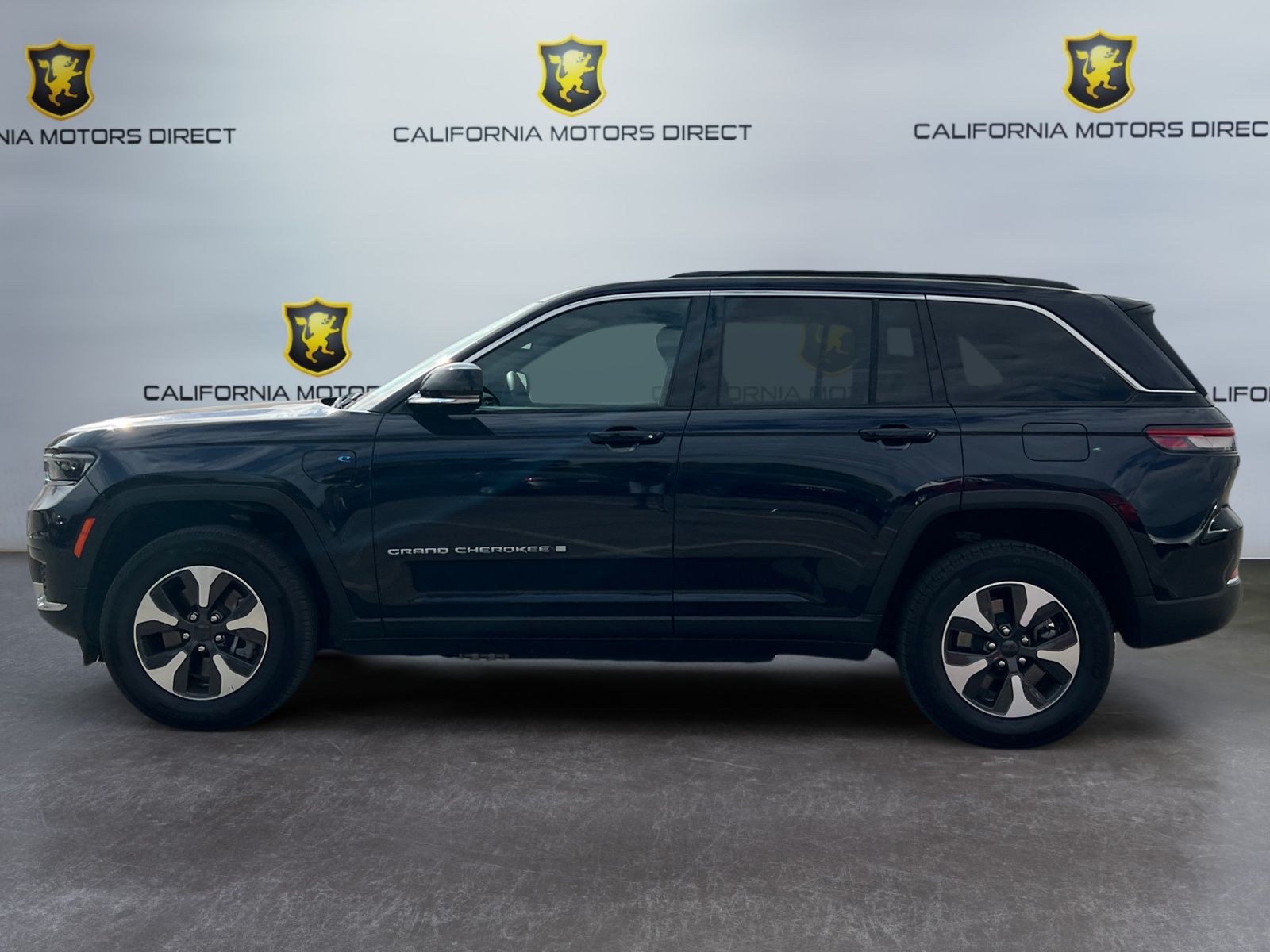 2024 Jeep Cherokee 4xe Base photo 2