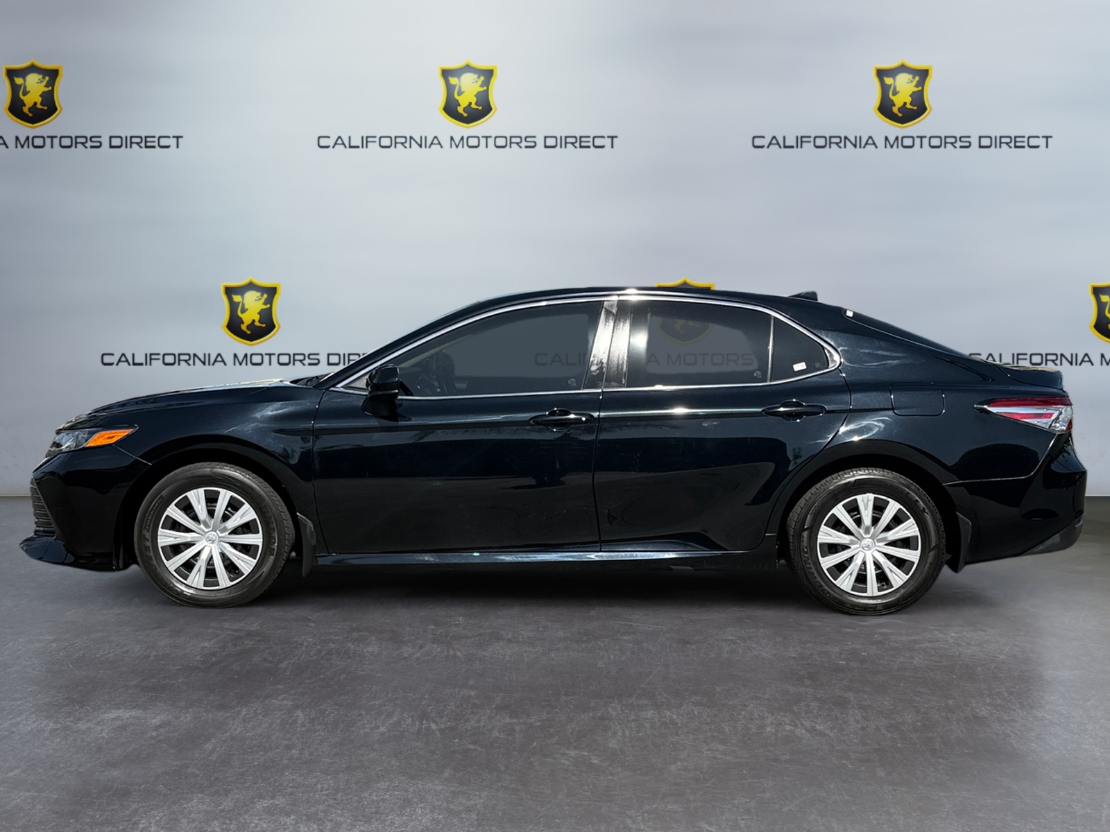 2020 Toyota Camry Hybrid LE photo 2
