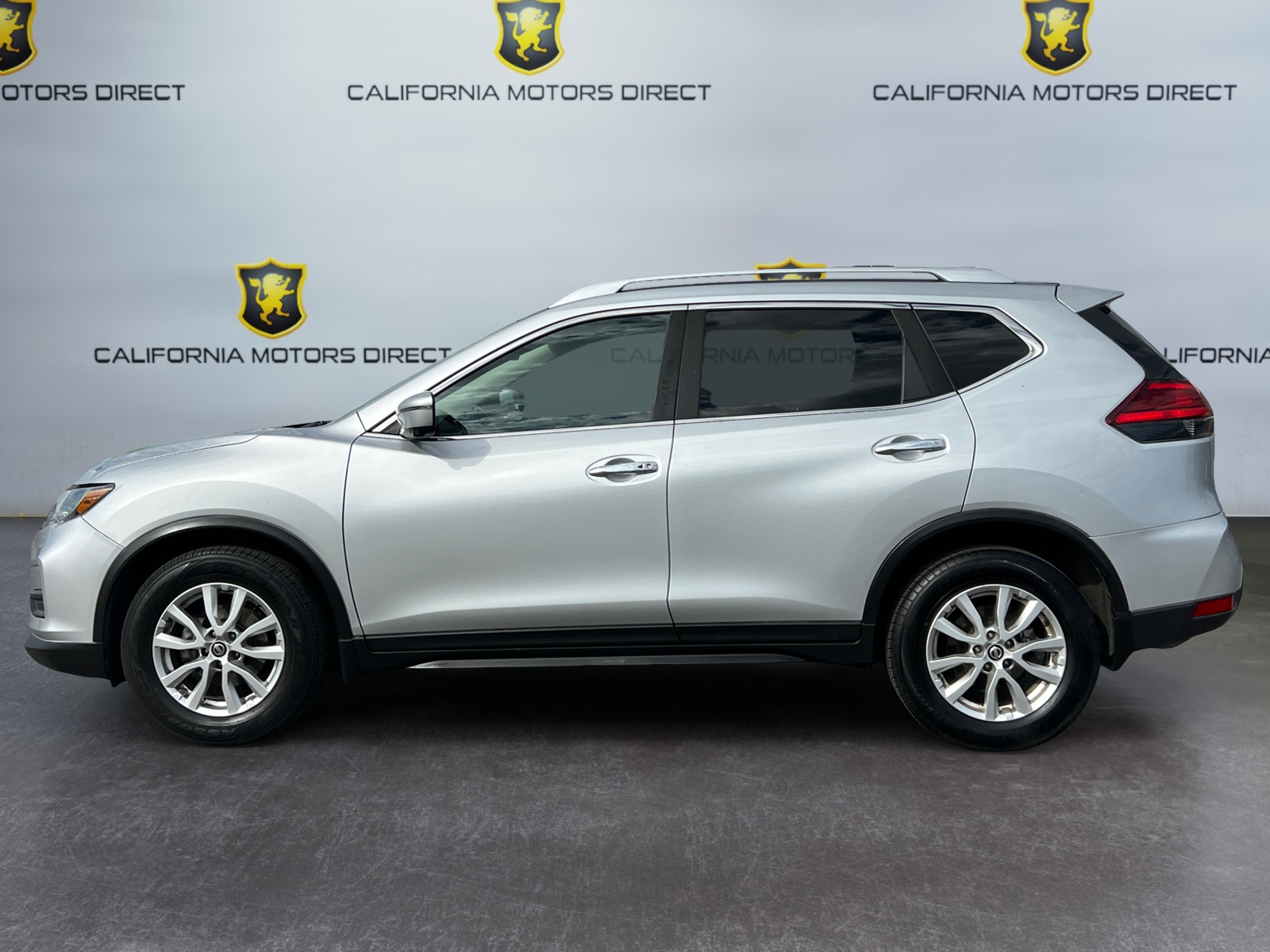 2017 Nissan Rogue SV photo 2