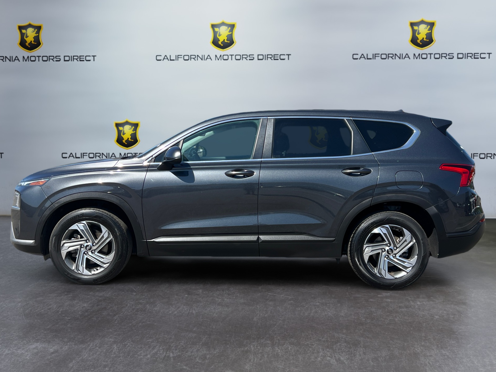 2021 Hyundai Santa Fe SE photo 2
