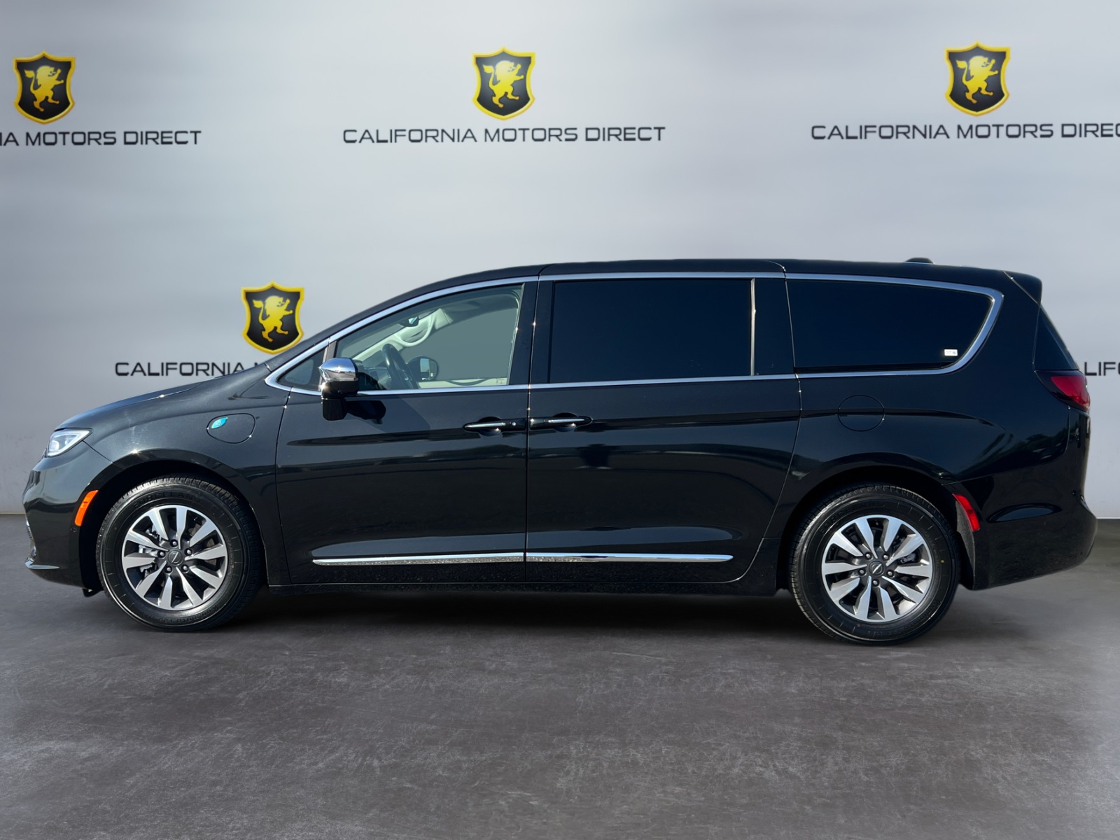 2022 Chrysler Pacifica Hybrid Limited photo 2