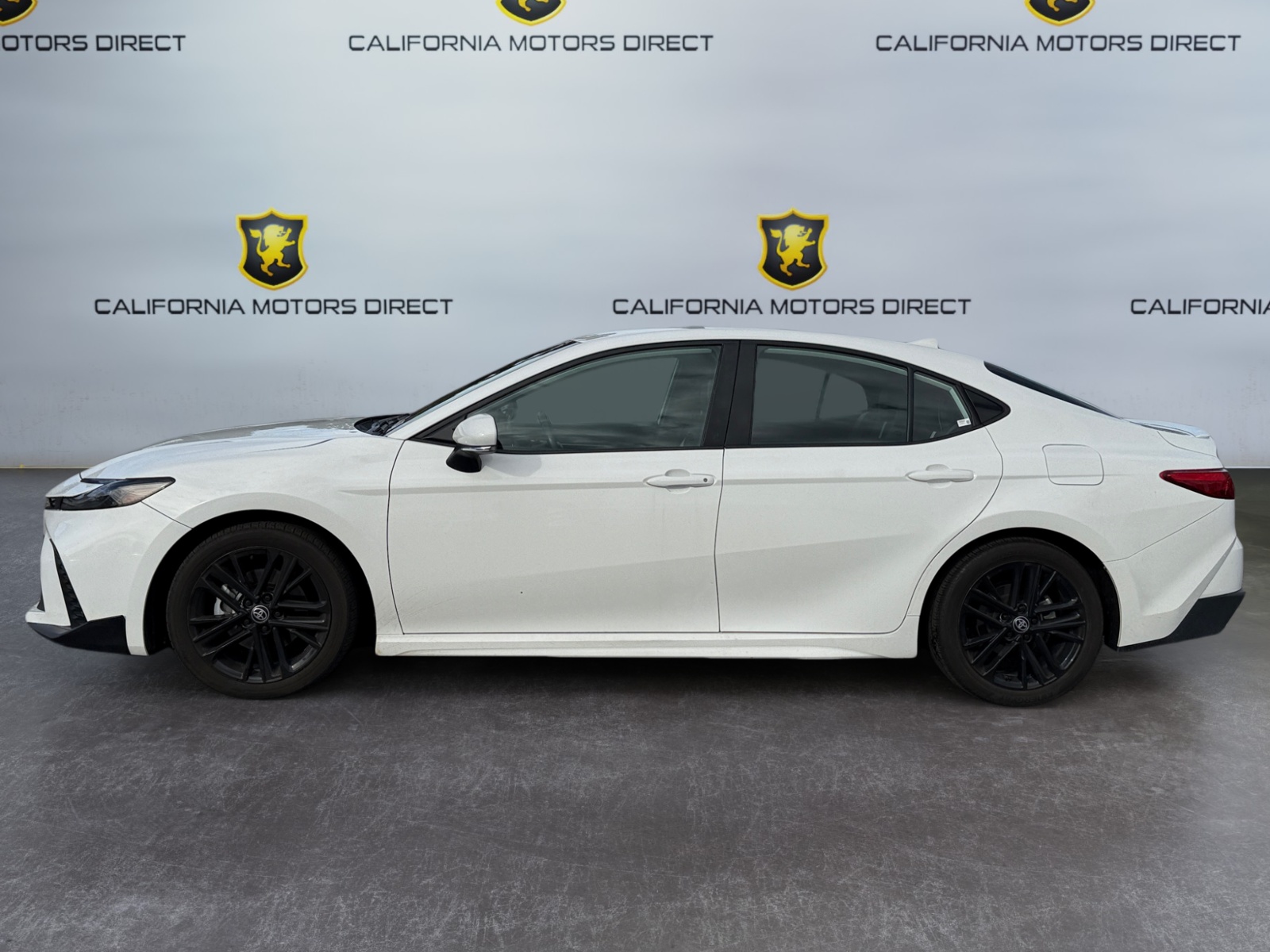 2025 Toyota Camry SE photo 3