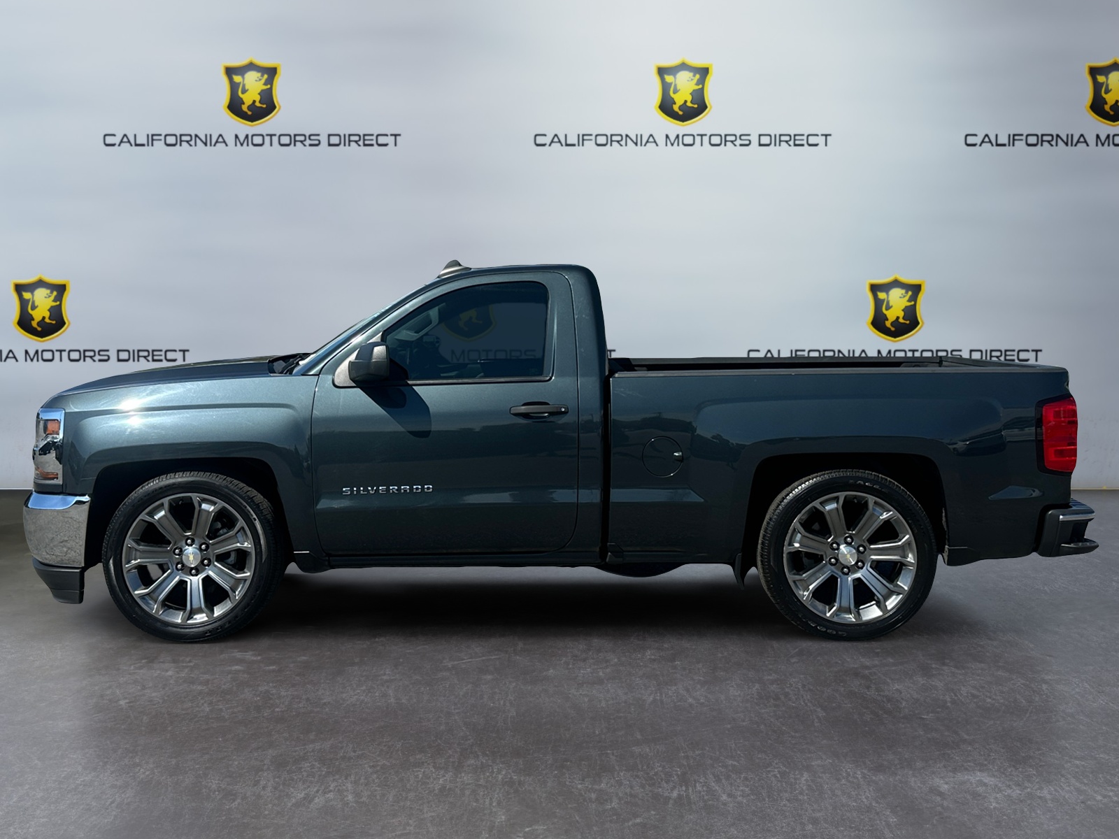 Chevrolet Silverado photo 2