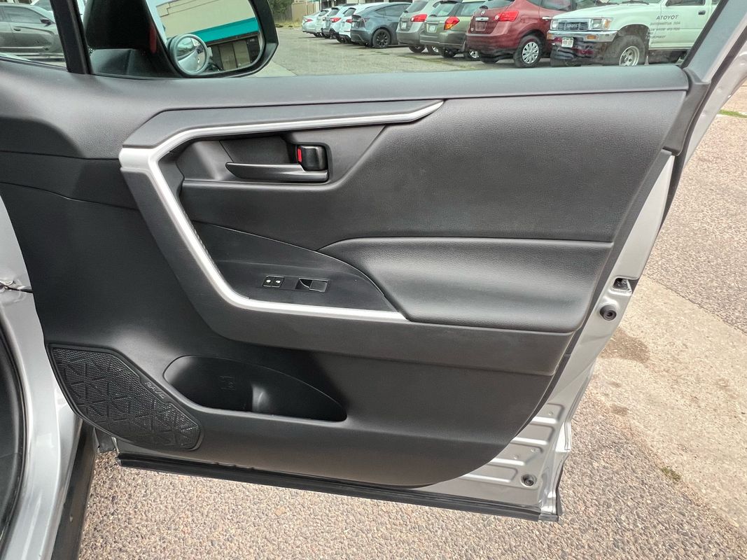 2021 Toyota RAV4 Hybrid LE photo 10
