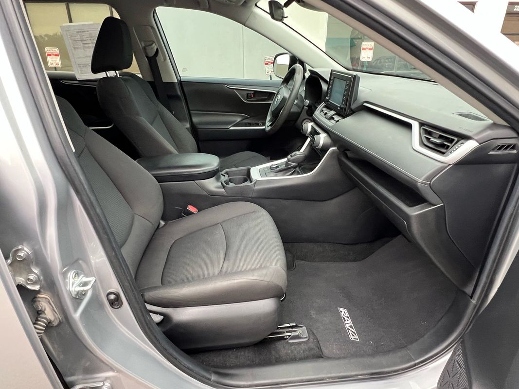 2021 Toyota RAV4 Hybrid LE photo 11