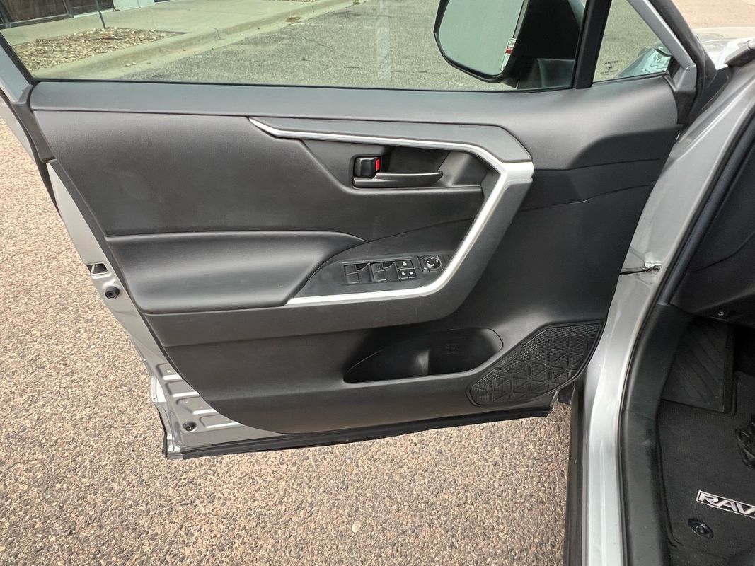 2021 Toyota RAV4 Hybrid LE photo 17